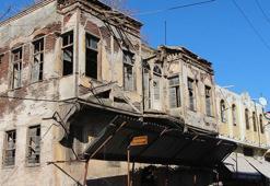 Adana’da tarihi binanın çatısı çöktü, esnaf önlem alınmasını istedi