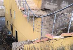 Gercüş’te 12 katlı binanın giriş merdiveni çöktü