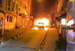 Fatih'te park halindeki hafif ticari araç alev alev yandı