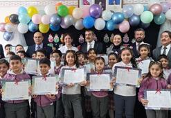 Bakan Tekin öğrencilere karne dağıttı: Yarıyıl tatilinde dinlenip, kitap okuyarak vakit geçirin