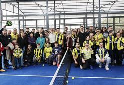 Kerem Aktürkoğlu ve İsmail Yüksek, otizmli bireylere imzalı forma hediye etti