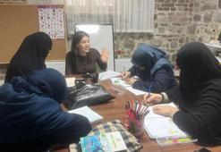 Muhtar Gülden, mahallesindeki kadınlara hayalini kurduğu 'okuma yazma' kursu açtı