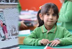 Türk bayrağı motifinin üzerindeki karı temizleyip öpen Zeynep, karnesini aldı