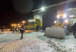 Kar ve tipide mahsur kalan TIR şoförü kurtarıldı