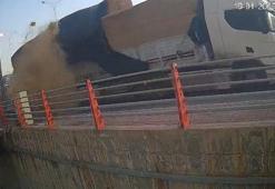 TIR'dan düşen saman balyalarının altında kalmaktan son anda kurtuldu