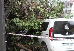 3 katlı metruk binanın bir kısmı, park halindeki aracın üstüne çöktü