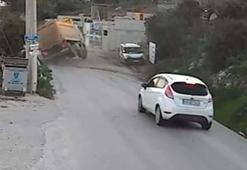 Hafriyat kamyonunun devrildiği kaza kamerada