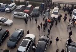 Karne alan lise öğrencilerinin AVM otoparkındaki kavgası kamerada