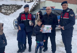 Kar nedeniyle okula gidemeyen öğrencilerin karnelerini jandarma dağıttı
