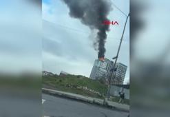 Esenyurt'ta 16 katlı binanın çatı katındaki kafede çıkan yangın söndürüldü
