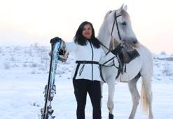 Tuğba öğretmen, kar üzerinde 'atlı kayak' yaptı