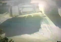 Çöp kamyonunun devrildiği kaza güvenlik kamerasında