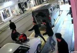 Tartıştığı müşterisi ve arkadaşları tarafından darbedildi; o anlar kamerada