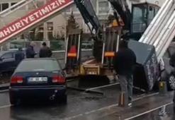 Üsküdar'da TIR'ın üzerindeki ekskavatör tabelaya çarptı: 7 araçta hasar oluştu