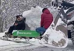 Kardan kapanan yolda cenaze iş makinesinin kepçesinde taşındı; o anlar kamerada