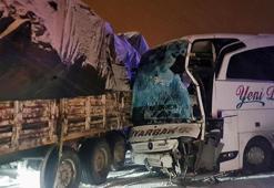 Bingöl’de yolcu otobüsü, TIR’a çarptı: 3 yaralı