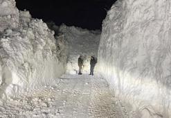 Yüksekova'da çığ düşen köy yolu ulaşıma açıldı