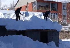 Kar kalınlığının 2 metreyi aştığı köyde evlerin çatılarındaki karlar temizlendi