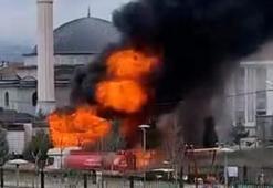 Sünger yüklü TIR’daki yangın, yanındaki mobilya yüklü dorseye sıçradı