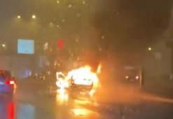 Avcılar'da otomobil alev alev yandı