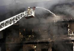 Pakistan'da alışveriş merkezinde yangın: 6 ölü