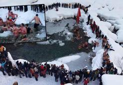 Buz tutan gölde yüzme şenliği