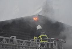 Sivas'ta 2 katlı evin çatısında yangın