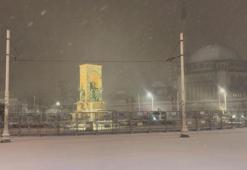 İstanbul'da kar yağışı sürüyor; Taksim Meydanı beyaza büründü