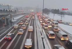 İstanbul'da kar yağışı ile birlikte trafik yoğunluğu