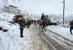 Çöp kamyonu karda kaydı; temizlik işçisi yaralandı