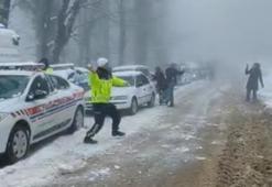 Kızak festivalinde jandarma ile çocukların kar topu savaşı