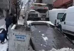 Bağcılar'da kar nedeniyle ambulansın çıkamadığı sokağı çekiciyle açtı