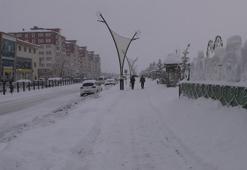 Bingöl’de tüm köy yolları kardan kapandı