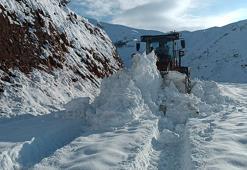 Batman'da 213 yerleşim yerinin yolu kardan kapandı