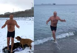 Avcılar'da karlı havaya aldırış etmeden köpeğiyle beraber denizde yüzdü