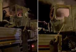 TIR'ın dorsesindeki yanan hurdayı kürekle kar atarak söndürdüler