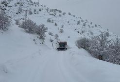 Yolu kapalı köydeki diyaliz hastası, paletli araçla hastaneye ulaştırıldı