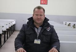 Görevli olduğu üniversitede öğrencilerden etkilenip, çocukluk hayali gazetecilik okuyor