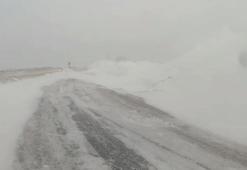 Bayburt- Erzurum kara yoluna çığ düştü