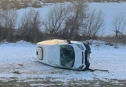 Minibüs devrildi; 4 yaralı