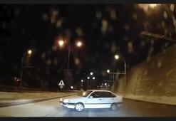 Buzlanan yolda sürücüsünün makas attığı otomobil, refüje çarptı