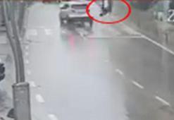 Yaya geçidinde otomobilin çarptığı kadın ağır yaralandı; kaza anı kamerada