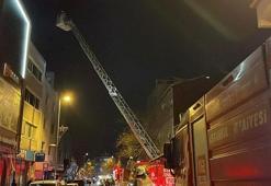 Beyoğlu’nda iş yerinin çatısında çıkan yangın söndürüldü