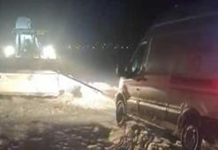 Kara saplanan ambulans, ekiplerin müdahalesi ile kurtarıldı
