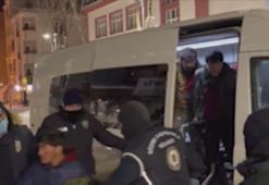 Kars'ta metruk binada saklanan 14 kaçak göçmen yakalandı