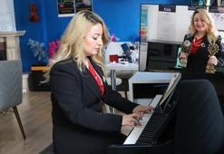 Annesi sayesinde başladığı piyanoda kendi metodolojisini geliştirdi; dünya çapında ödüller aldı