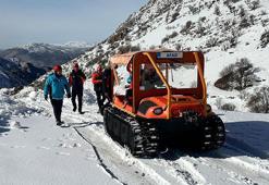 Karla kaplı Nemrut Dağı’nda rahatsızlanan güvenlik görevlisi, kurtarıldı