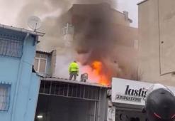 Fatih’te gecekondu yangınında mahsur kalan kişiyi komşuları kurtardı