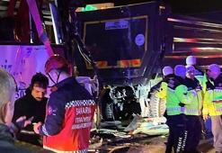 Sakarya'da 1'i yolcu otobüsü 4 aracın karıştığı zincirleme kaza: 1 ölü, 27 yaralı