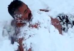 Beypazarı’nda bir kişi arazide üstünü çıkarıp kar banyosu yaptı